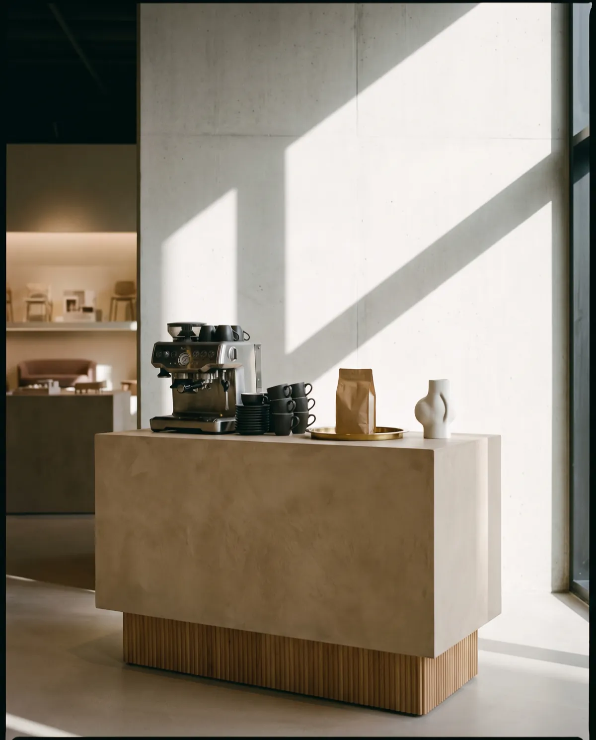 Bloc café sculptural dans un showroom contemporain